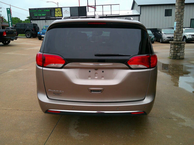 2017 Chrysler Pacifica Touring-L Plus