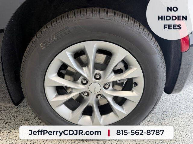 2027 Chrysler Pacifica Select
