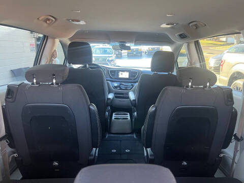 2022 Chrysler Voyager LX