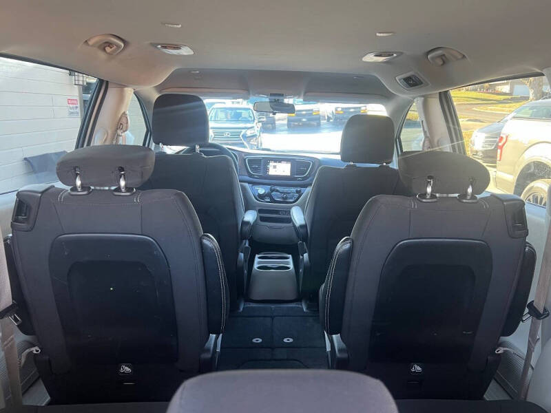 2022 Chrysler Voyager LX