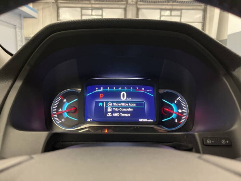 2022 Honda Pilot Touring w/Rear Captain's Chairs