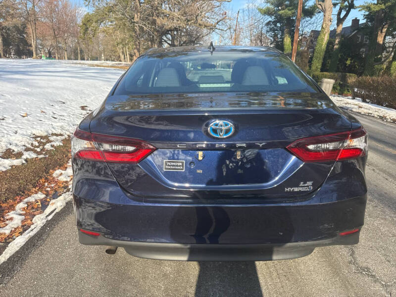 2022 Toyota Camry Hybrid LE
