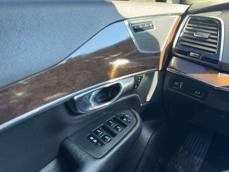 2016 Volvo XC90 T6 Momentum