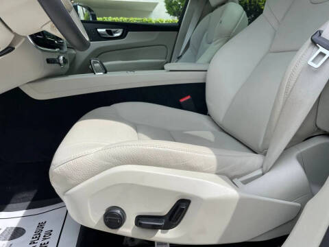 2023 Volvo XC60 B5 Plus Dark Theme