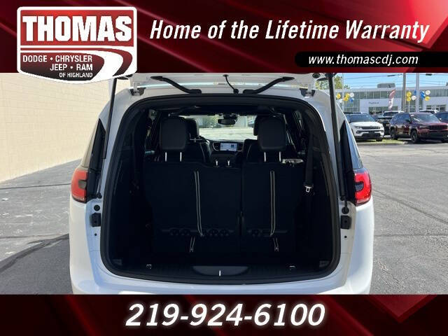 2026 Chrysler Pacifica Select