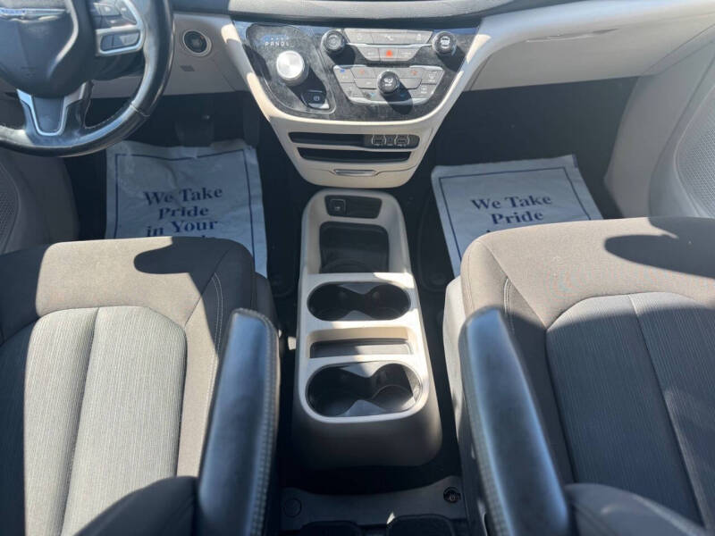 2022 Chrysler Voyager LX