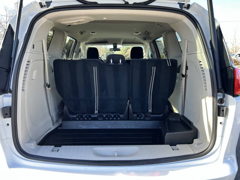 2022 Chrysler Voyager LX