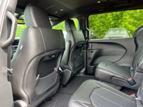 2027 Chrysler Pacifica Select