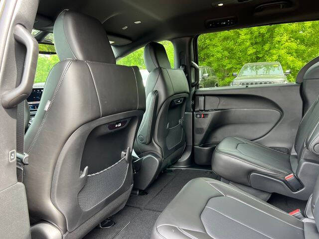 2027 Chrysler Pacifica Select