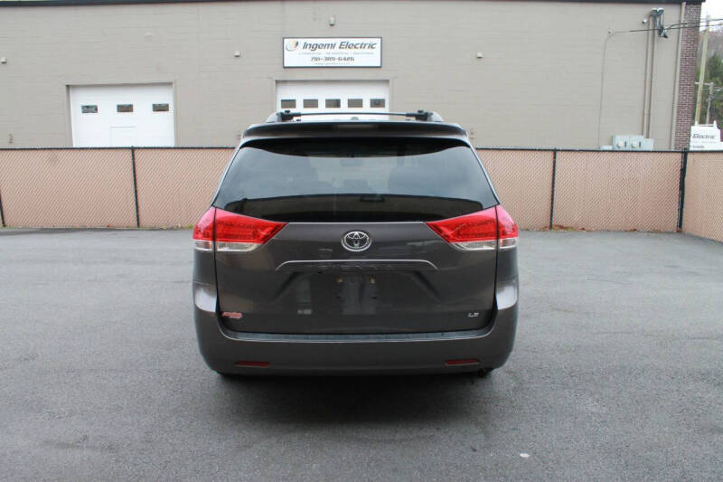 2011 Toyota Sienna LE 8-Passenger
