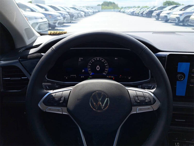 2025 Volkswagen Taos SE Black