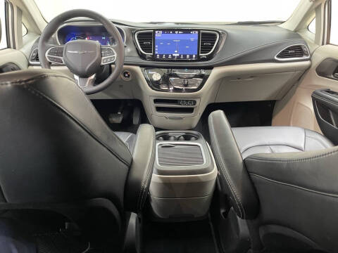 2024 Chrysler Pacifica Plug-In Hybrid Select