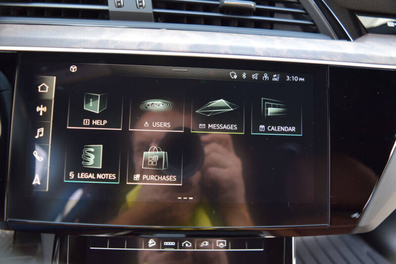 2022 Audi e-tron quattro Premium