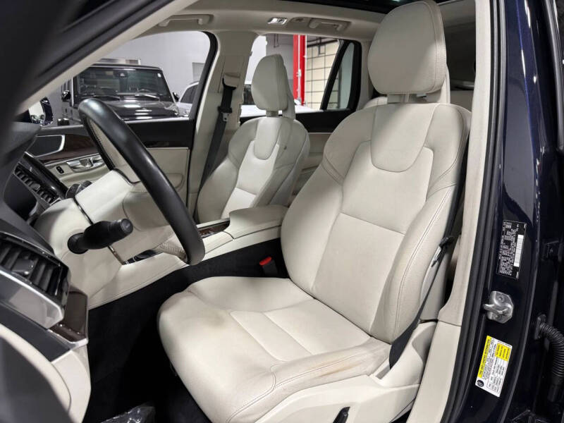 2016 Volvo XC90 T6 Momentum