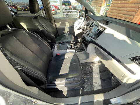 2011 Toyota Sienna SE 8-Passenger