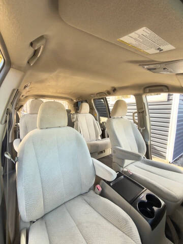 2011 Toyota Sienna LE 7-Passenger Auto Access Seat