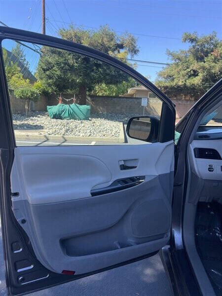 2012 Toyota Sienna SE 8-Passenger