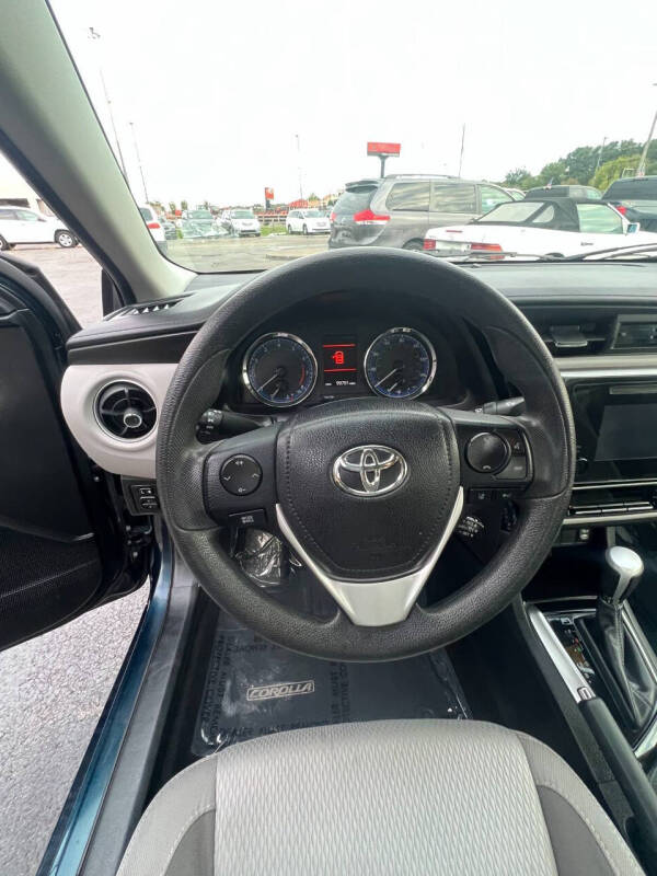 2017 Toyota Corolla LE photo 14