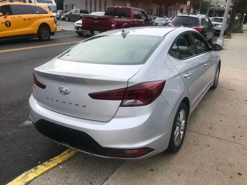 2019 Hyundai Elantra SEL photo 6