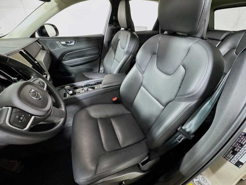 2025 Volvo XC60 B5 Core Dark Theme