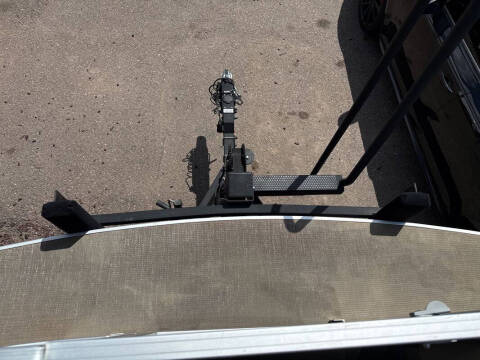 2024 Sun Tracker SPB22RF