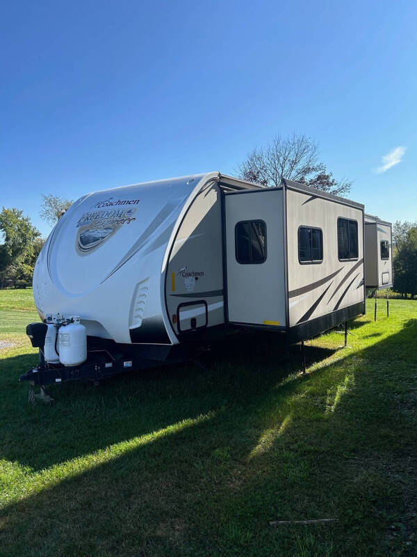 2017 Coachmen RV Freedom Express Liberty Editio