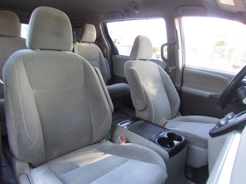 2017 Toyota Sienna LE 8-Passenger
