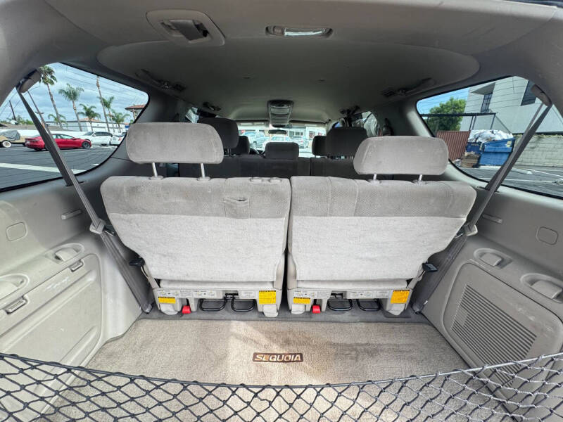 2005 Toyota Sequoia SR5