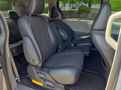 2011 Toyota Sienna SE 8-Passenger