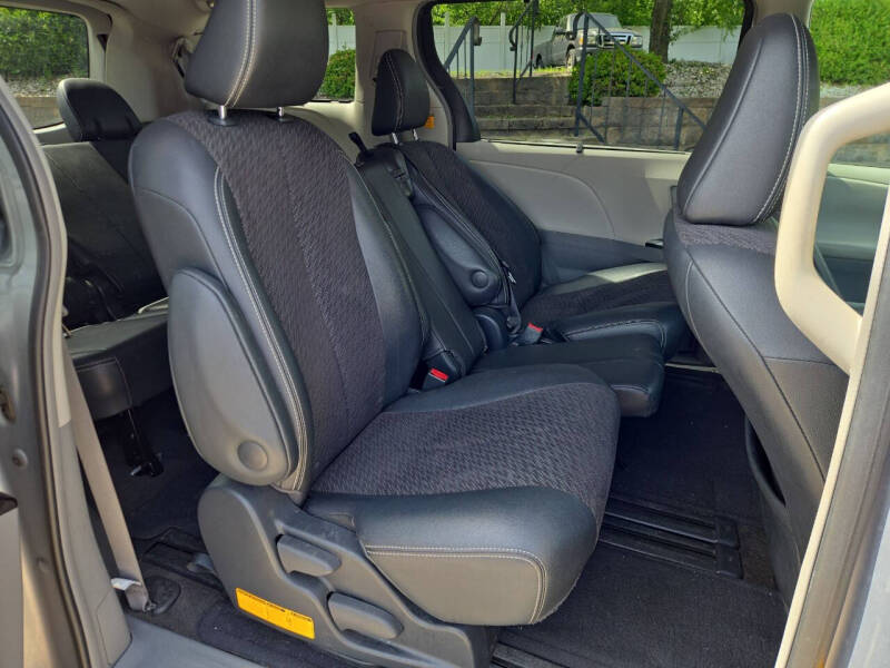 2011 Toyota Sienna SE 8-Passenger
