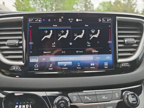 2025 Chrysler Voyager LX