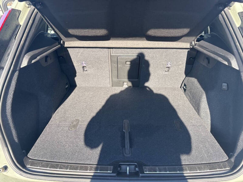 2025 Volvo XC40 B5 Plus Bright Theme