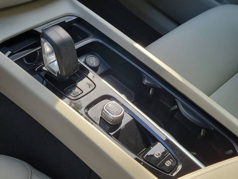 2023 Volvo XC60 B5 Plus Bright Theme