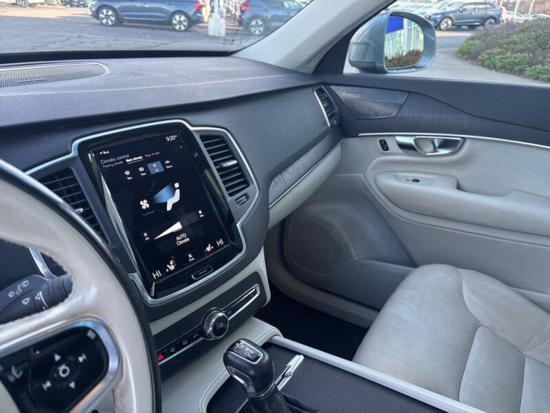 2020 Volvo XC90 T6 Momentum 6-Passenger