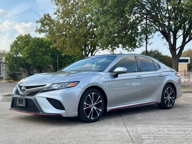 2020 Toyota Camry SE's photo
