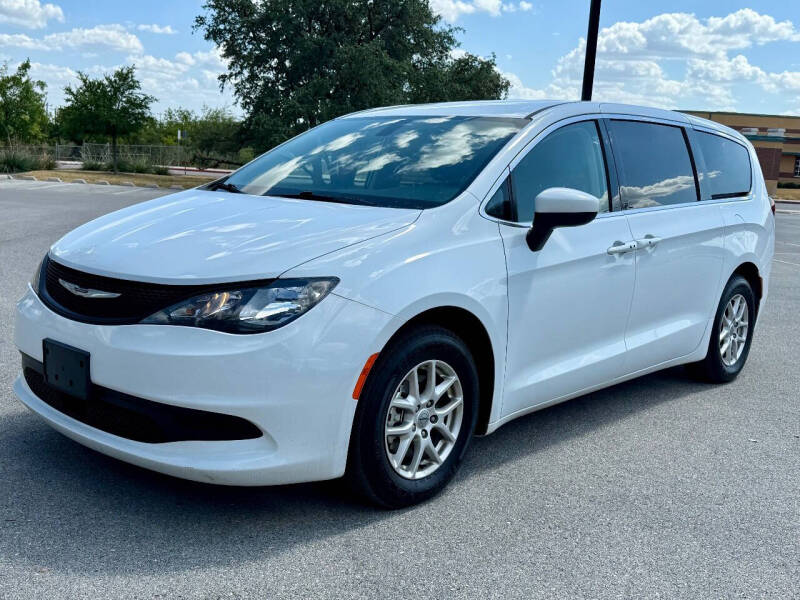 2022 Chrysler Voyager LX photo 2