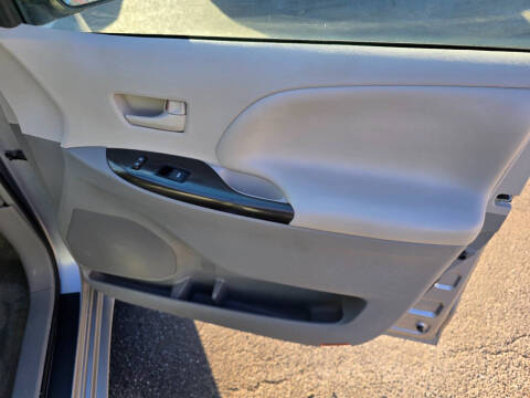 2013 Toyota Sienna LE 7-Passenger