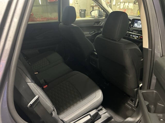 2025 Nissan Pathfinder SV