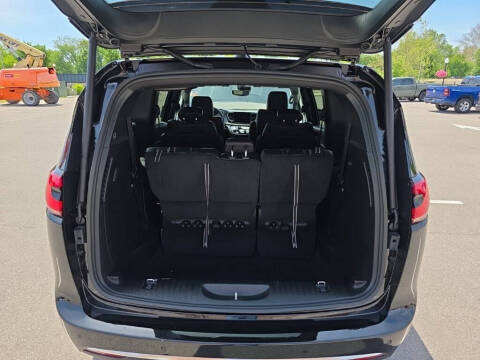 2027 Chrysler Pacifica Select