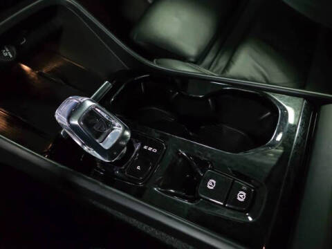 2023 Volvo XC40 B5 Ultimate Bright Theme