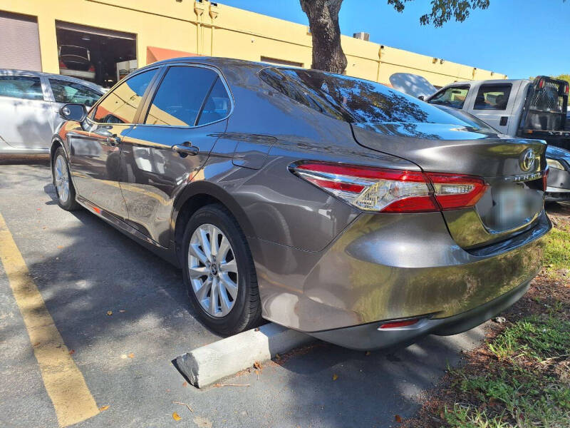 2018 Toyota Camry LE photo 2