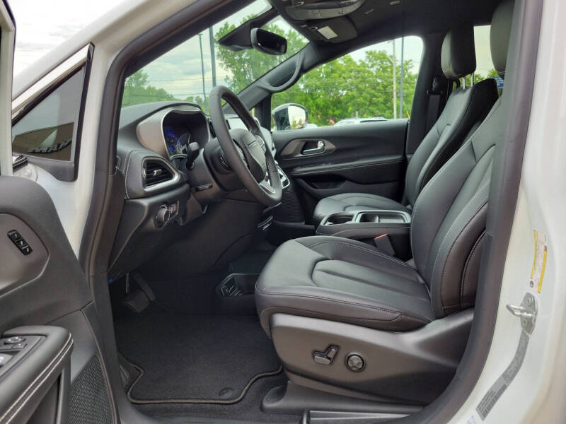 2027 Chrysler Pacifica Select