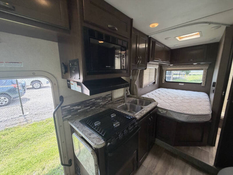 2017 Thor Motor Coach Freedom Elite