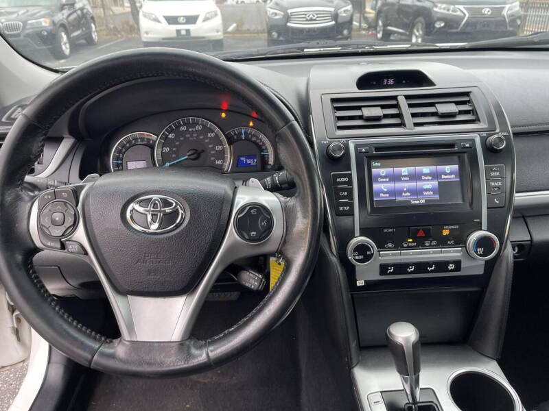 2014 Toyota Camry SE photo 14