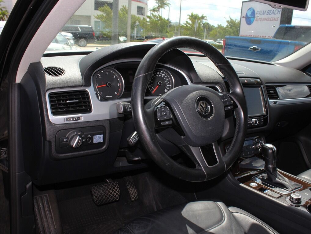 2014 Volkswagen Touareg  - $18,995