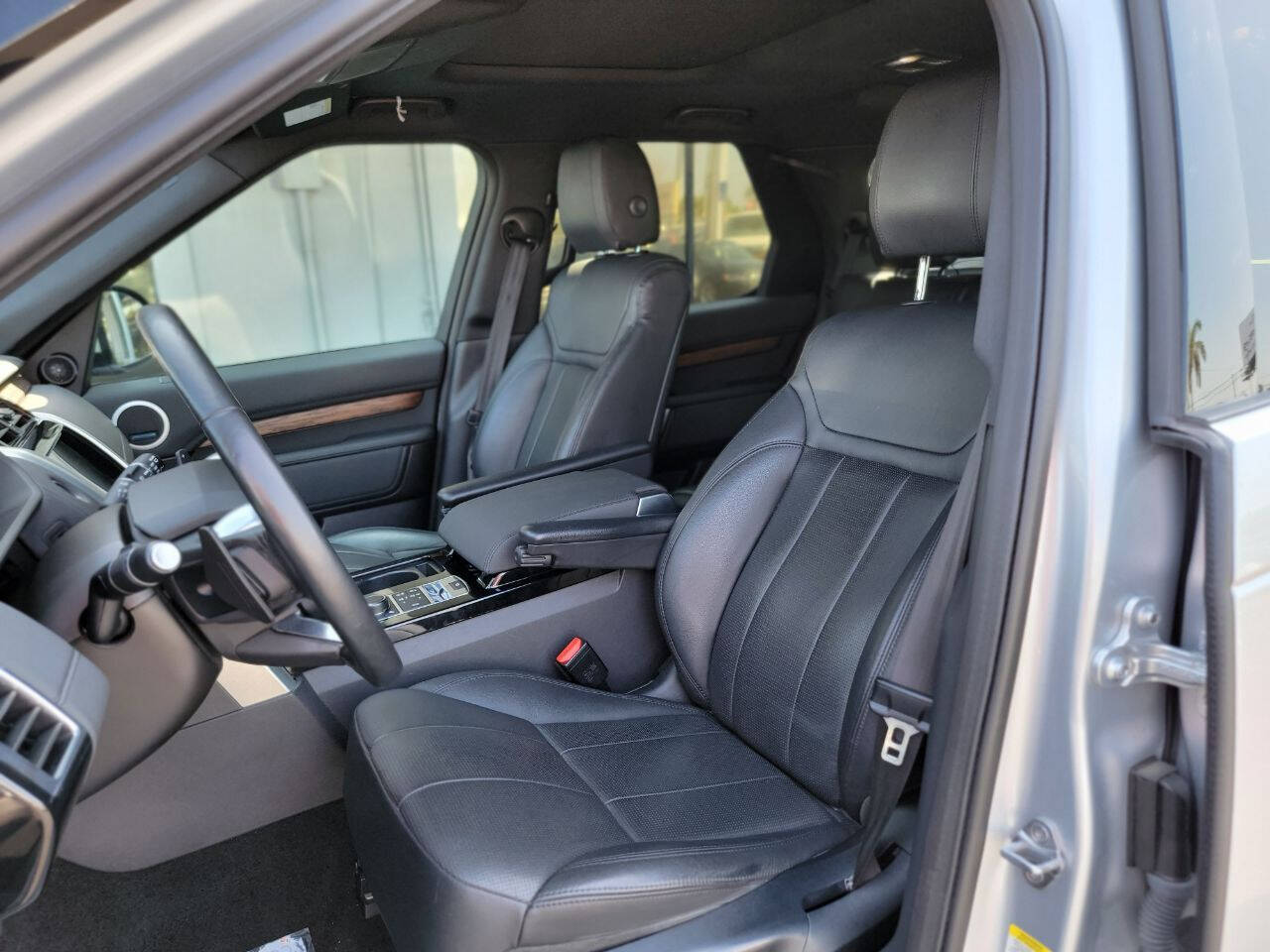2017 Land Rover Discovery  - $29,900