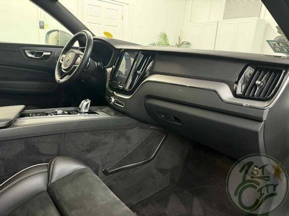 2019 Volvo XC60 T8 eAWD R-Design