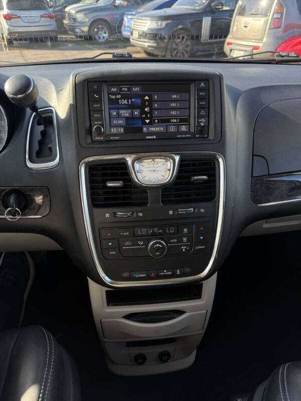 2014 Chrysler Town and Country Touring