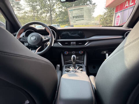 2025 Alfa Romeo Stelvio Intensa