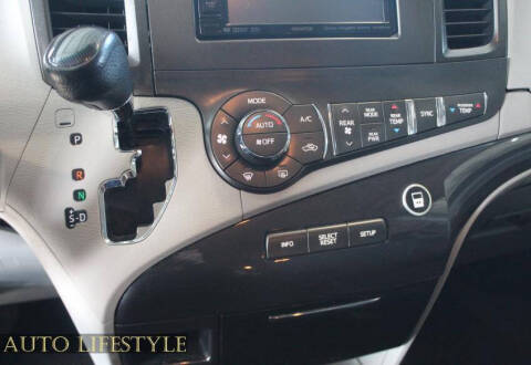 2013 Toyota Sienna SE 8-Passenger